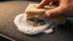 Starý gauč vyzerá ako nový za 15 minút – bez chemického čistenia